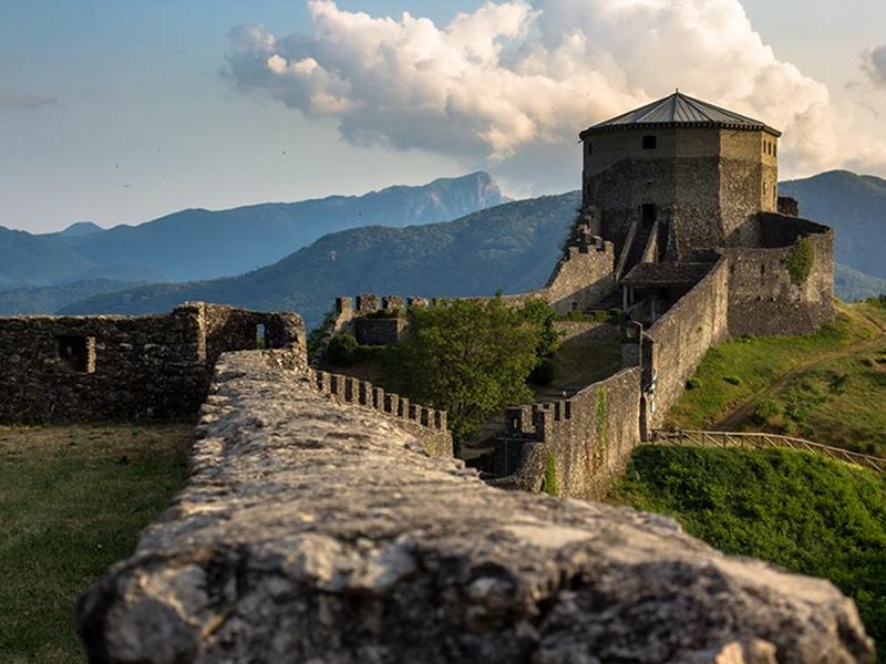 Alta Garfagnana Borghi e castelli Trekking